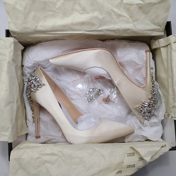 SOLD - - Badgley Mischka "Gorgeous" heels/Pumps Colour Ivory Size 6 - Picture 12 of 15